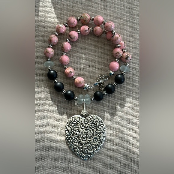 20-1/2 inch Pink Shell Turquoise and Onyx bead Necklace NWOT - Picture 5 of 13